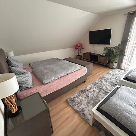 Vier Apartment, Messe Naehe, 9 Personen Apartament