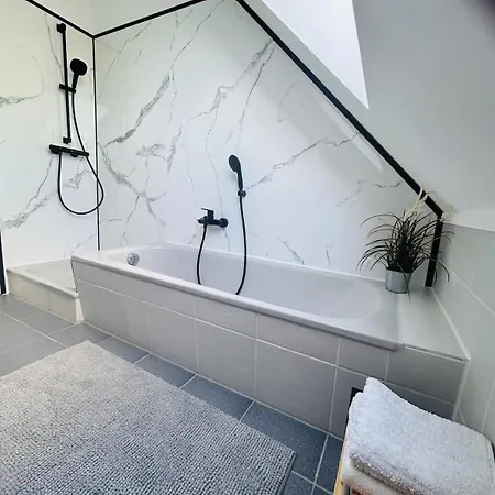 Vier Apartment, Messe Naehe, 9 Personen *